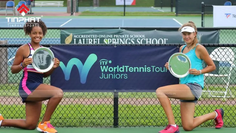 Hai tay vợt trẻ trên sân đấu, đại diện cho Giải trẻ (ITF Juniors) của ITF