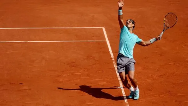 Một vận động viên đang thực hiện cú giao bóng, tuân thủ các quy định về vị trí và thời điểm theo luật đổi sân và thời gian nghỉ giữa các set trong tennis chuyên nghiệp