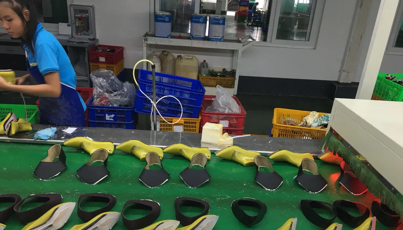 Giày đá bóng ráp đế được sản xuất tại các xưởng nhỏ lẻ từ vật liệu lỗi của hãng, ảnh hưởng đến chất lượng