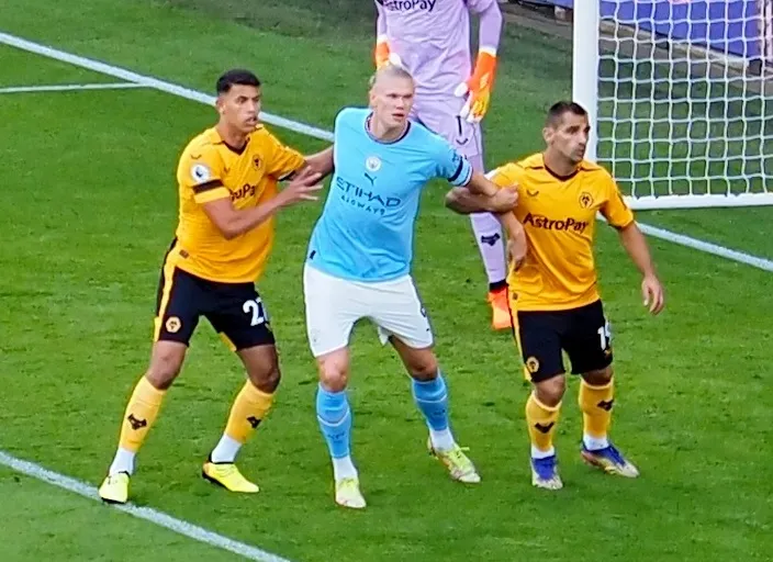 Haaland trong trận đấu giữa Manchester City và Wolves năm 2022, thể hiện phong cách thi đấu mạnh mẽ