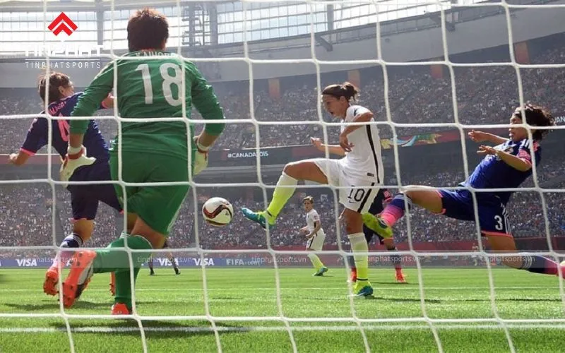 Cầu thủ bóng đá ăn mừng sau khi ghi được một cú hattrick quan trọng