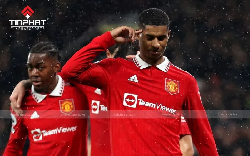 Cầu thủ ghi bàn ăn mừng với niềm tự hào, thể hiện dấu ấn cá nhân của hattrick