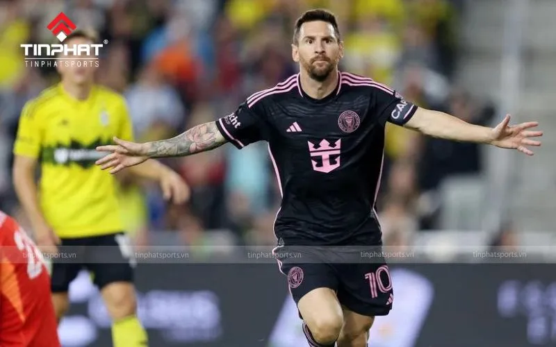 Cầu thủ thể hiện niềm vui sau khi ghi cú đúp bàn thắng trong trận đấu