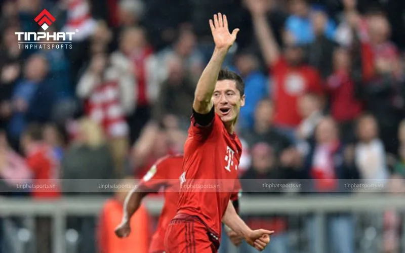 Một cầu thủ xuất sắc ăn mừng sau khi ghi được năm bàn thắng, lập repoker