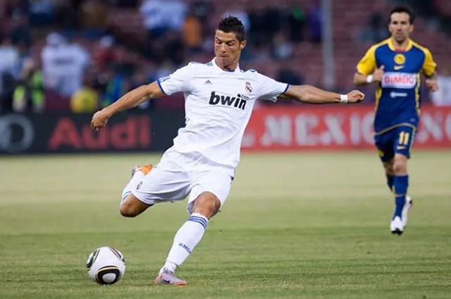 Cầu thủ đang thực hiện cú sút bóng mạnh mẽ trong buổi tập, cải thiện hiệu quả