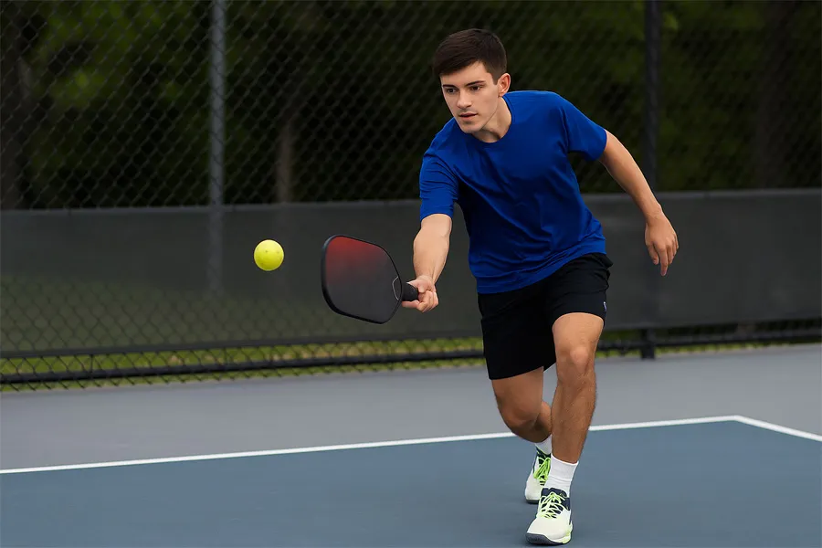 Các kỹ thuật đánh trả bóng hiệu quả là chìa khóa trong Hướng Dẫn Chiến Thuật Giao Bóng – Lên Lưới Hiệu Quả Cho Người Chơi Trung Cấp