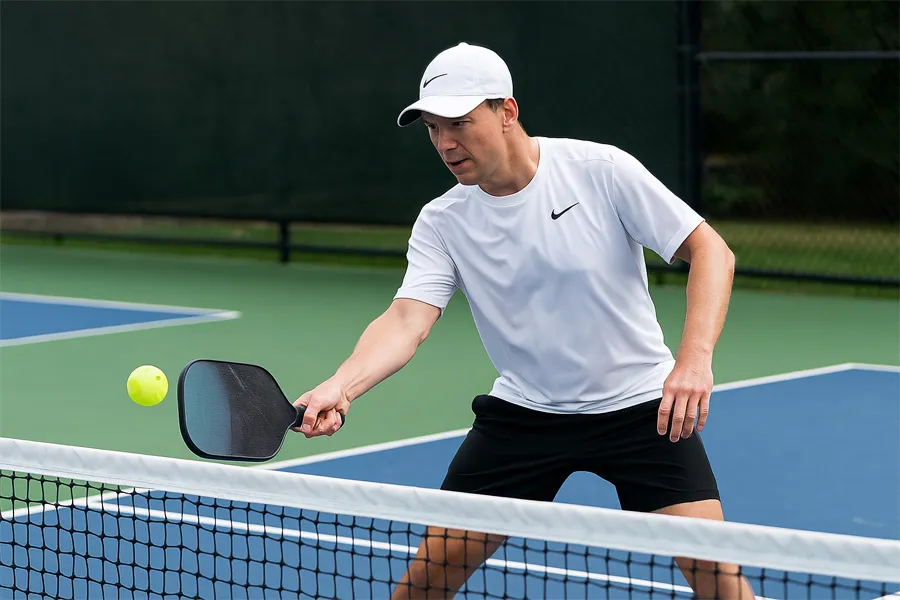 Luyện tập đều đặn là điều cần thiết để thành thạo Hướng Dẫn Chiến Thuật Giao Bóng – Lên Lưới Hiệu Quả Cho Người Chơi Trung Cấp