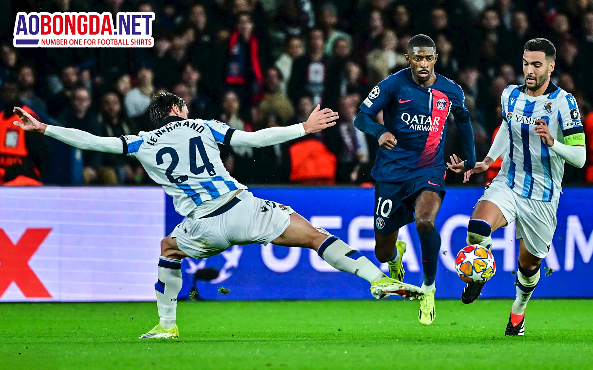 hình ảnh đội bóng đang tổ chức pressing theo khu vực ăn mừng chiến thắng