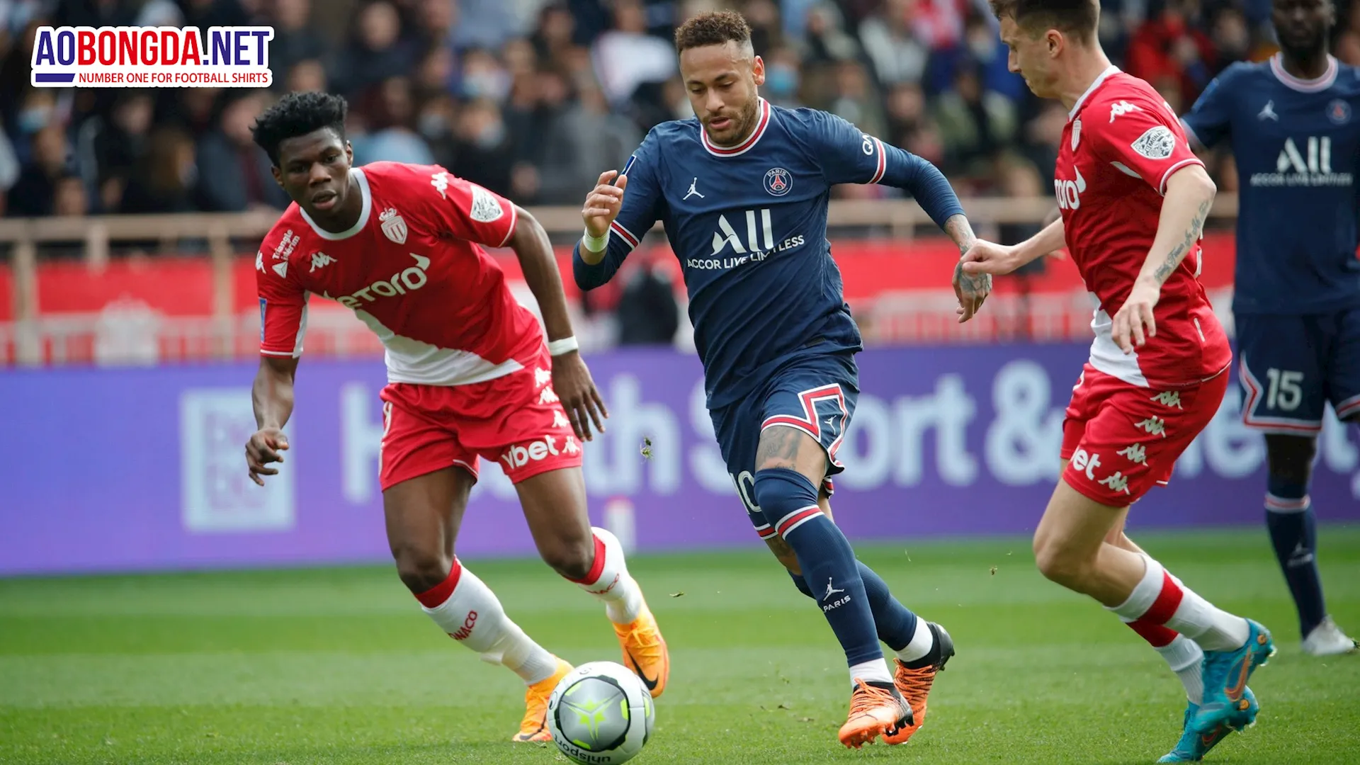 hình ảnh các cầu thủ đang cố gắng thoát pressing của đối thủ