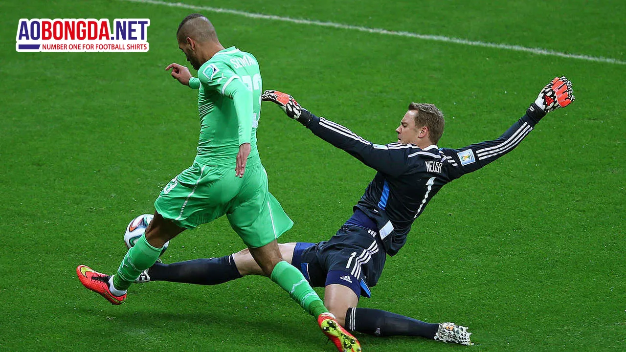 Thủ môn chuẩn bị phát động tấn công, thể hiện cách triển khai build-up từ thủ môn hiệu quả