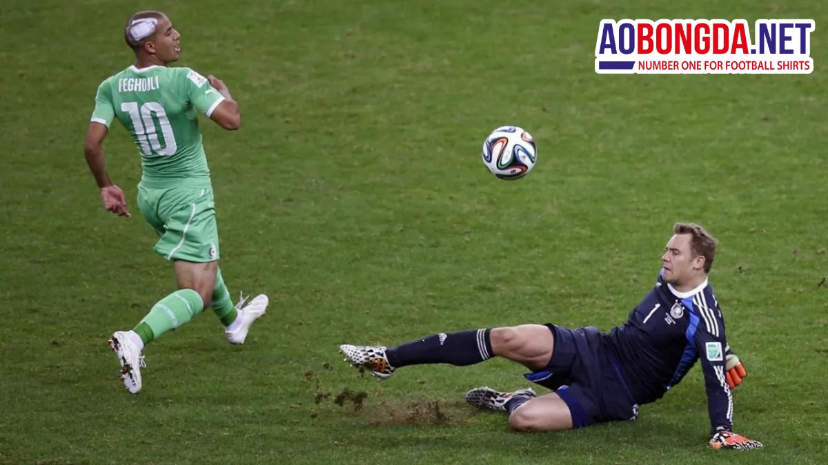 Manuel Neuer, biểu tượng của sweeper keeper, phát động tấn công từ sân nhà