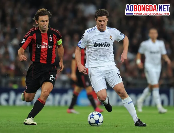 Các nhạc trưởng lùi sâu (deep-lying playmaker) huyền thoại đã định hình lối chơi bóng đá