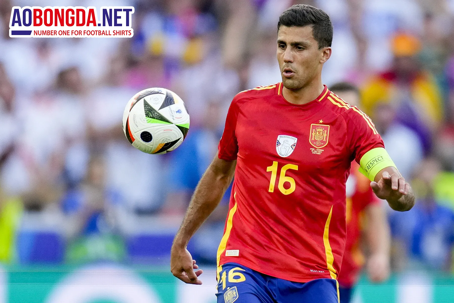 Sergio Busquets thể hiện vai trò của tiền vệ kiến thiết lùi sâu (deep-lying playmaker) trong bóng đá hiện đại