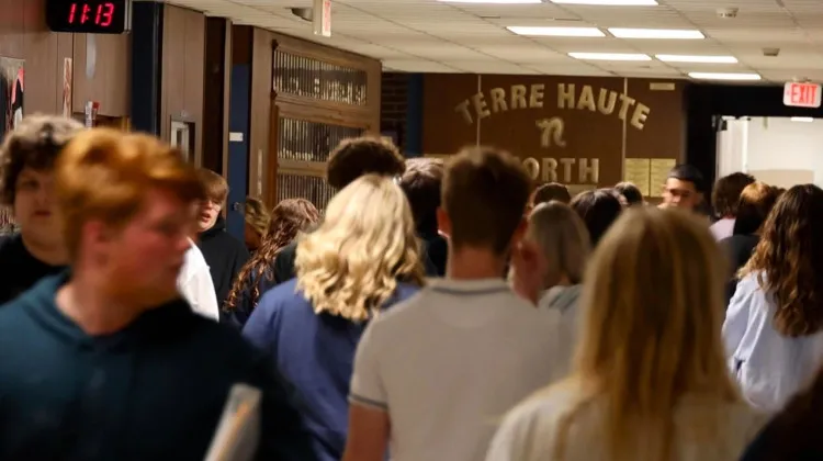 Một khung hình từ tin tức liên quan đến giáo dục và tổ chức, mang đến góc nhìn về sự thay đổi và tái cấu trúc, giống như cách các câu lạc bộ thể thao như độ bóng rổ Maccabi Tel Aviv luôn phải đổi mới để duy trì thành công.