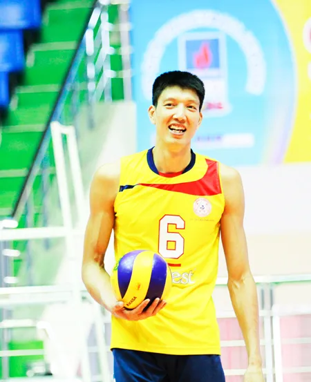 Ngô Văn Kiều, vận động viên bóng chuyền được coi là giỏi nhất của Sanest Khánh Hòa, đang thực hiện pha đập bóng đầy uy lực.