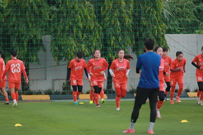 Cầu thủ nữ Việt Nam tập luyện kỹ thuật pressing 3 cầu môn trong buổi tập tại Hải Phòng