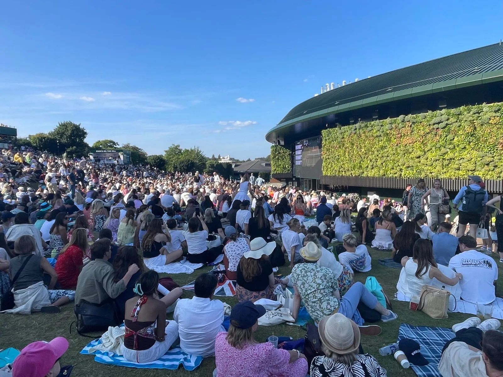 Không khí sôi động và náo nhiệt như một ngày hội trên Đồi Henman (Henman Hill), nơi người hâm mộ xem các trận đấu Wimbledon.