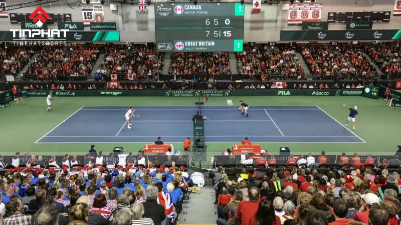 Logo ITF và dòng chữ &quot;ITF có hơn 200 quốc gia và vùng lãnh thổ thành viên&quot; trên nền xanh