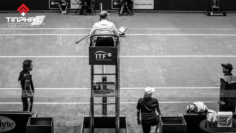 Logo ITF và dòng chữ &quot;ITF là tổ chức quần vợt quốc tế lâu đời nhất thế giới&quot; trên nền xanh