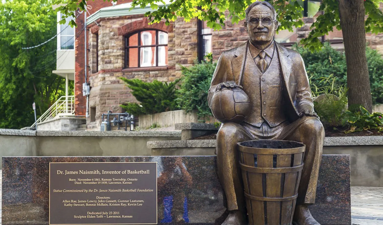 Tượng đài vinh danh Tiến sĩ James Naismith, người phát minh ra bóng rổ