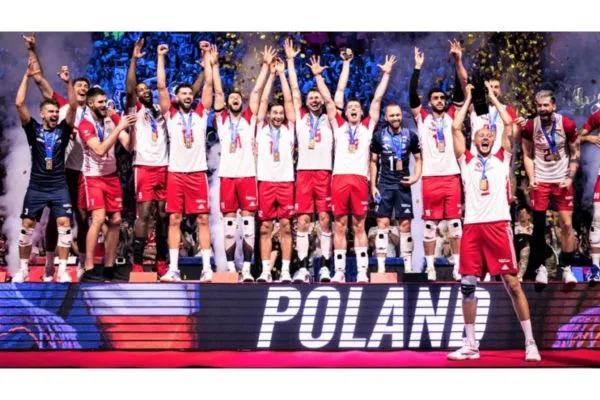 Leon Wilfredo cùng đội tuyển Ba Lan ăn mừng chức vô địch VNL 2023, đỉnh cao của cầu thủ bóng chuyền Ba Lan