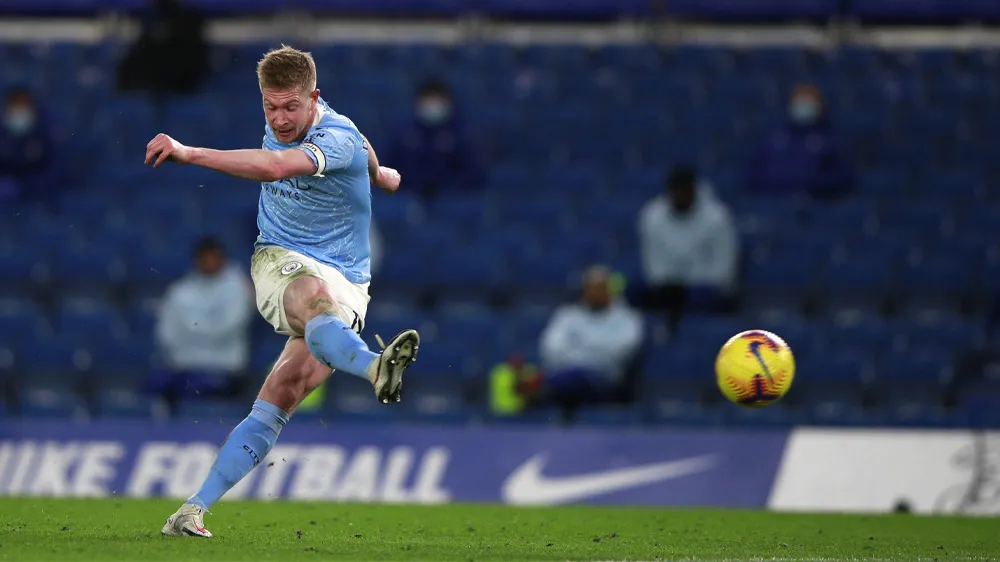 Kevin De Bruyne sút bóng