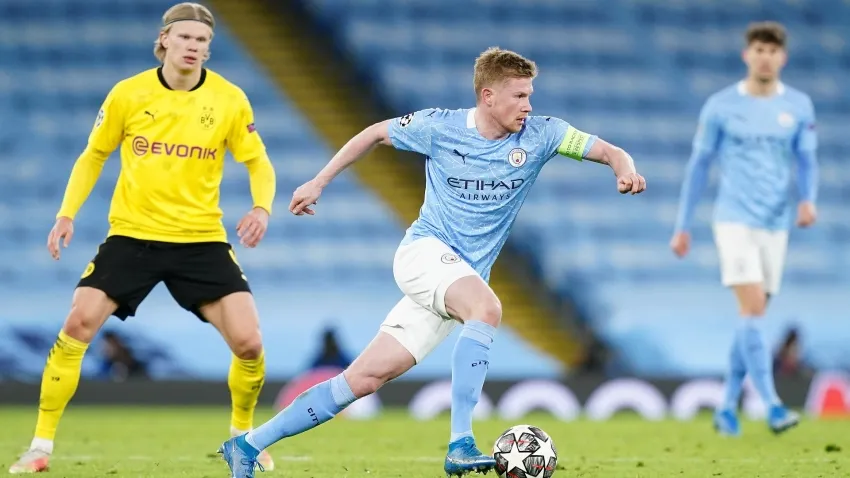 Kevin De Bruyne đang chạy trên sân