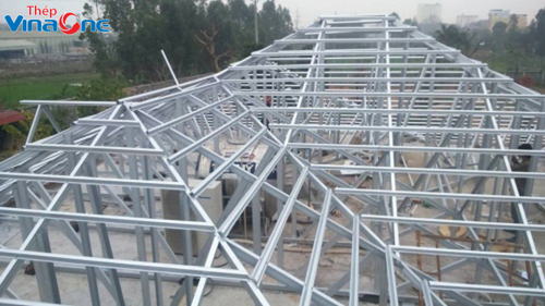 Cấu trúc kèo được làm từ thép hộp mạ kẽm, đảm bảo độ bền và khả năng chống ăn mòn