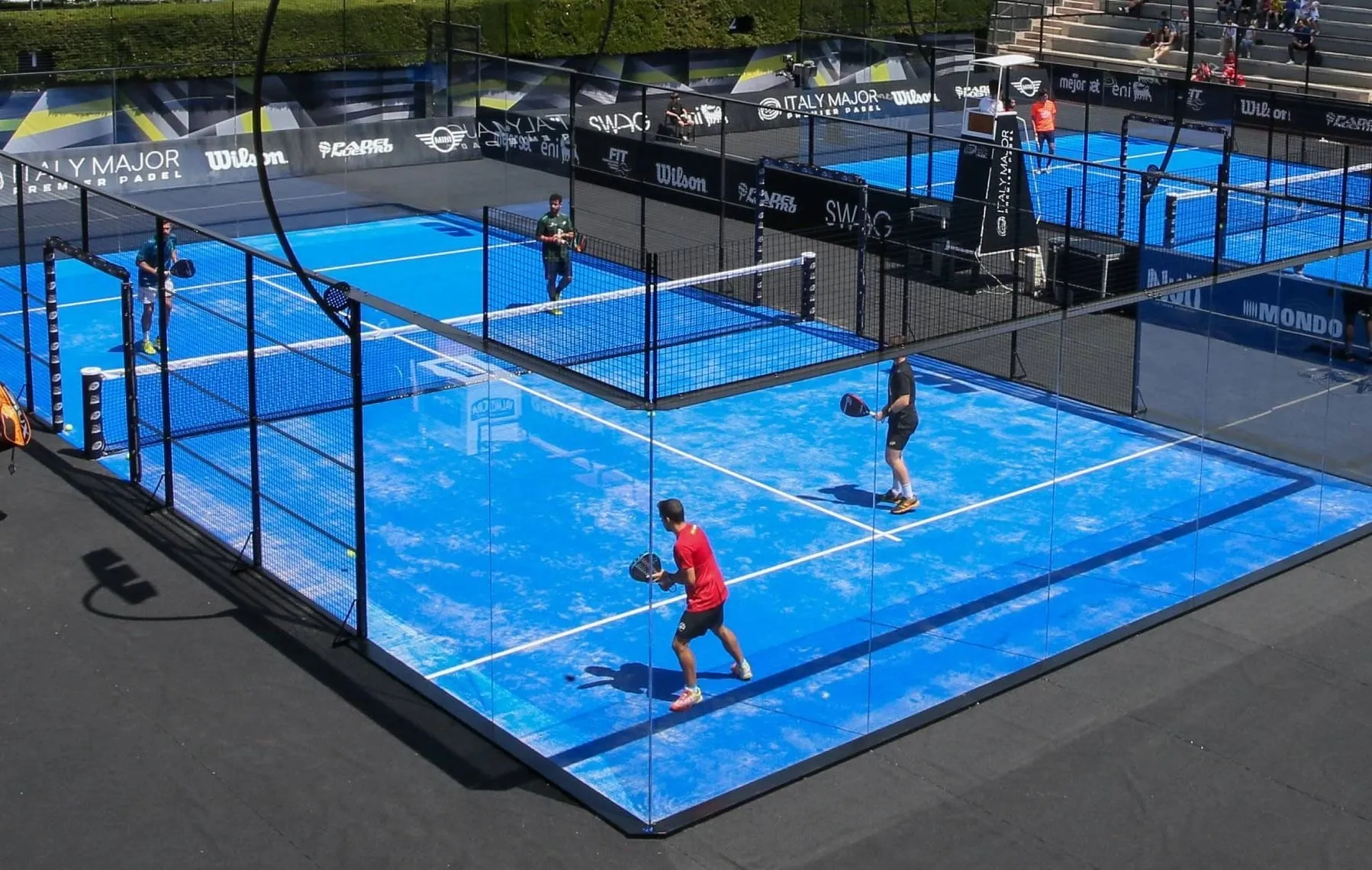 Sân Padel tennis trong thực tế với tường kính
