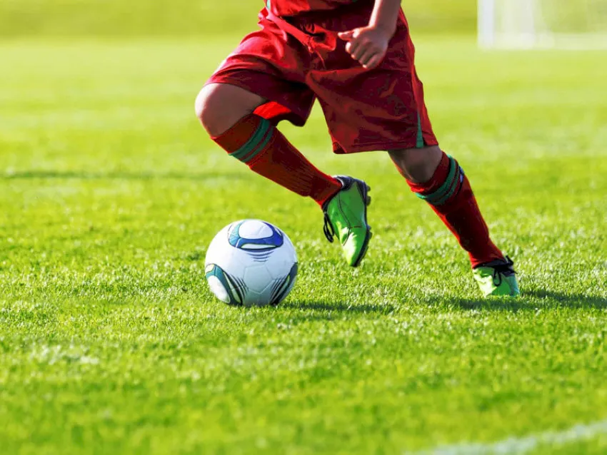 Kỹ thuật rê bóng qua người với má ngoài bàn chân linh hoạt