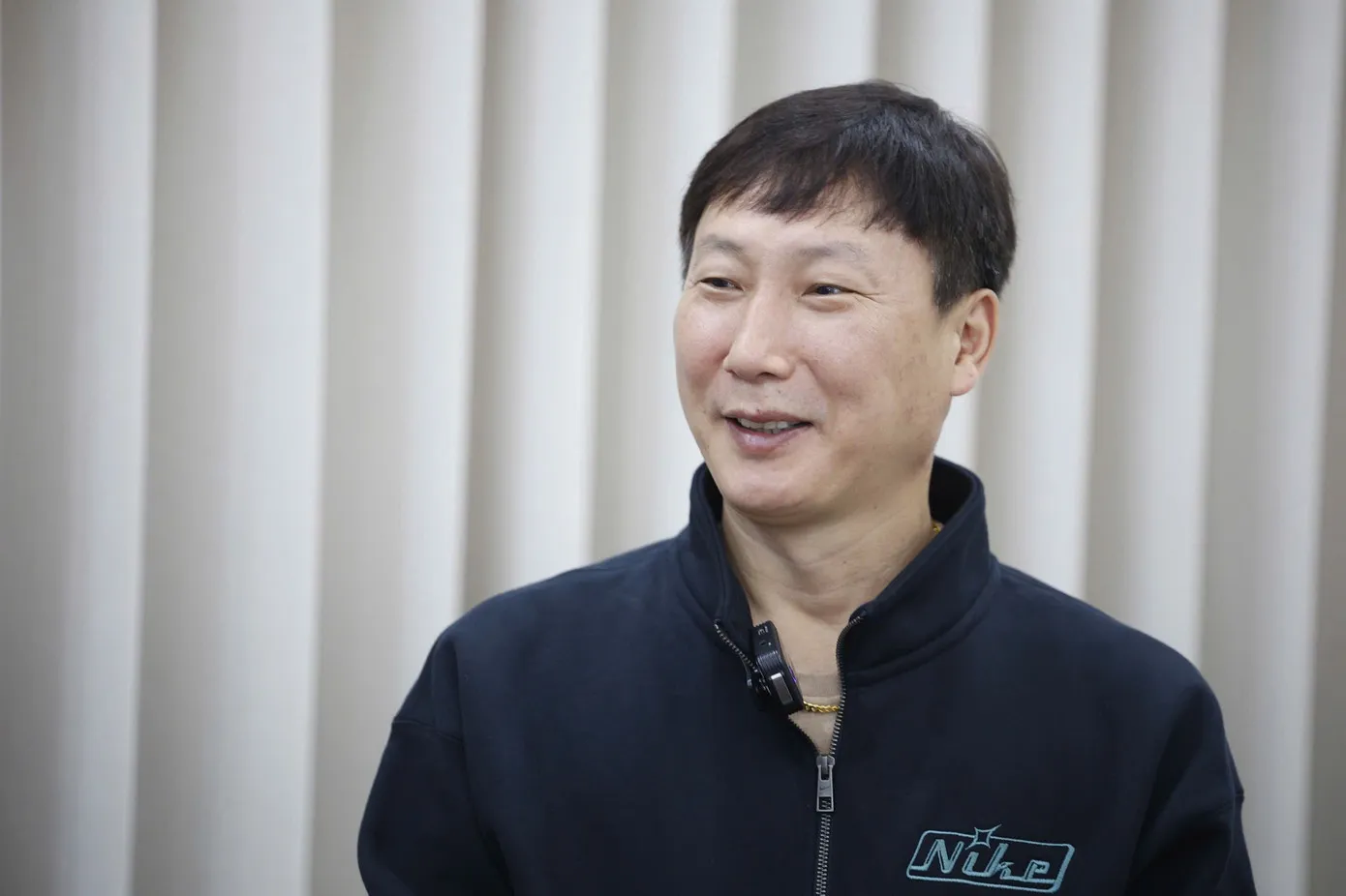 HLV Kim Sang-sik xúc động trao huy chương, biểu tượng cho thành công của bóng đá Việt Nam dưới triều đại mới, nhận được sự quan tâm từ châu Á