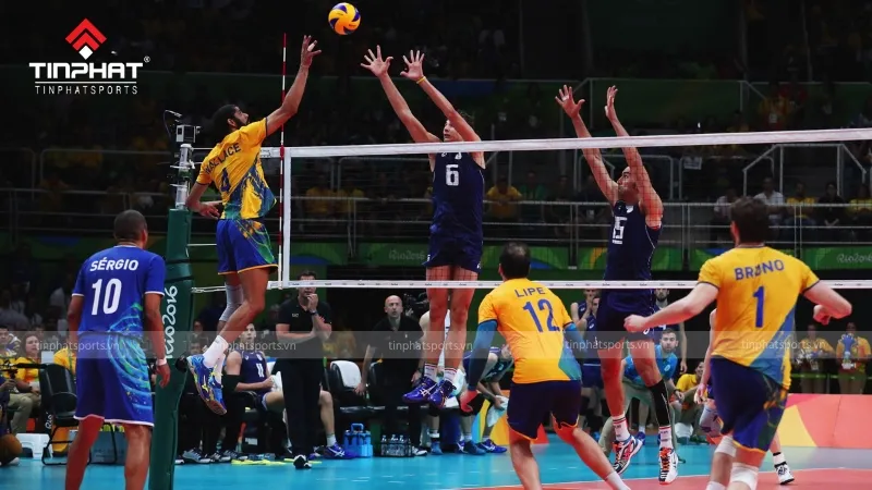 Kết thúc động tác chuyền bóng cao tay thế nào là dính bóng đúng kỹ thuật