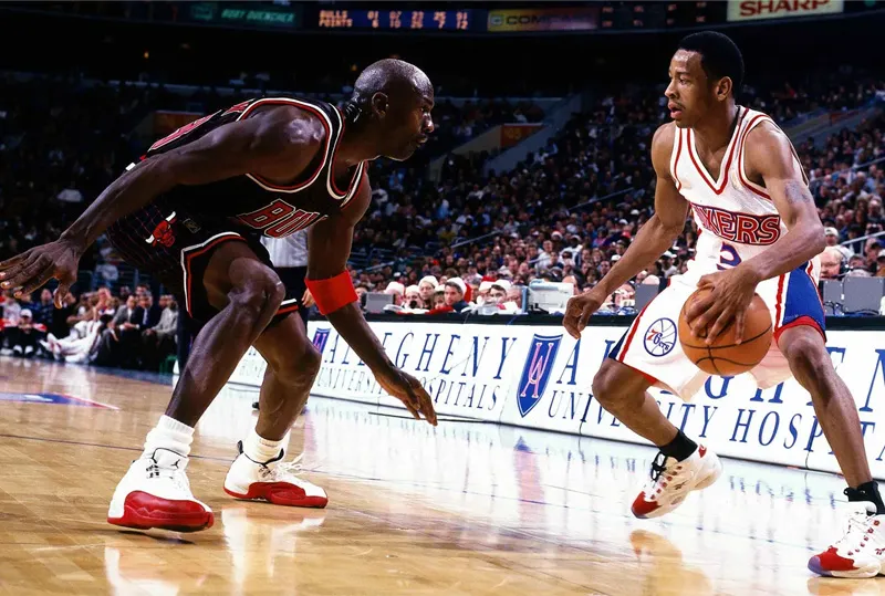 Cầu thủ thực hiện kỹ thuật crossover trong bóng rổ, lừa bóng qua đối thủ