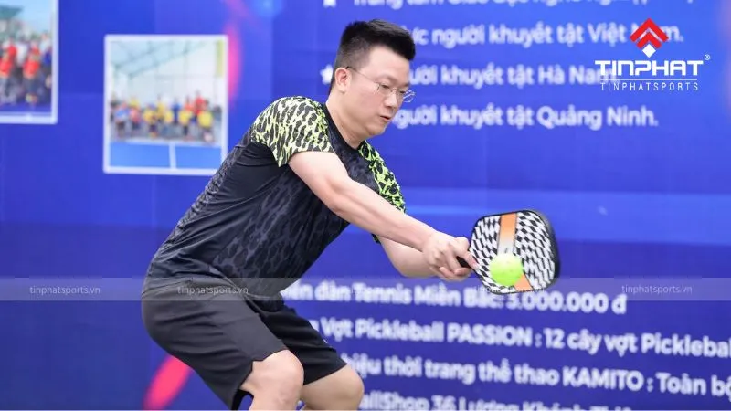 Sự khác biệt trong động tác vung vợt cao xuống thấp của kỹ thuật backhand so với forehand, cần thiết để đa dạng hóa lối chơi và chuẩn bị cho kỹ thuật drop shot khéo léo để tạo bất ngờ cho đối phương.