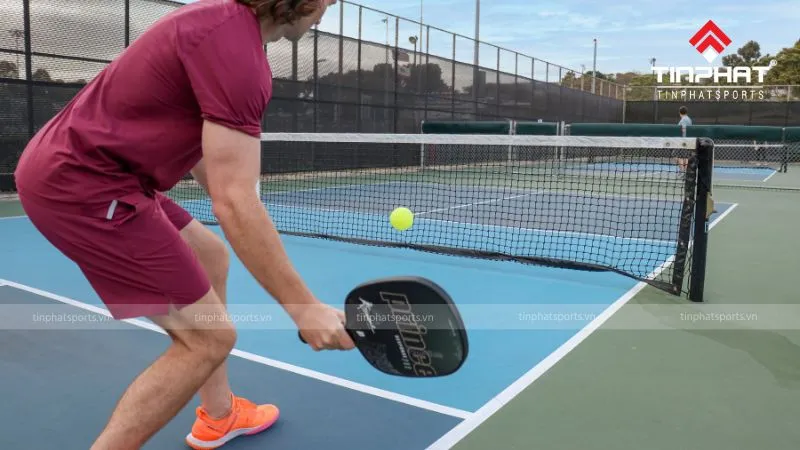 Người chơi thực hiện kỹ thuật dink tinh tế, đặt bóng nhẹ nhàng vào vùng non-volley zone, một kỹ năng gần gũi với kỹ thuật drop shot khéo léo để tạo bất ngờ cho đối phương.