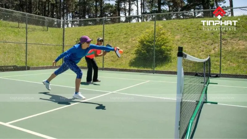 Vận động viên thực hiện kỹ thuật drop shot khéo léo để tạo bất ngờ cho đối phương