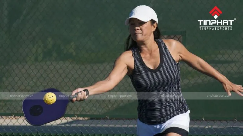 Hình ảnh minh họa động tác xoay hông và vung vợt từ thấp lên cao trong kỹ thuật forehand, yếu tố cần thiết trước khi triển khai kỹ thuật drop shot khéo léo để tạo bất ngờ cho đối phương.