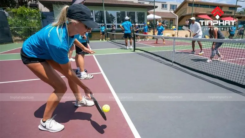 Kỹ thuật lob đưa bóng bay cao qua đầu đối thủ, tạo sự bất ngờ và là một phần của chiến thuật đa dạng hóa cú đánh, giống như kỹ thuật drop shot khéo léo để tạo bất ngờ cho đối phương.