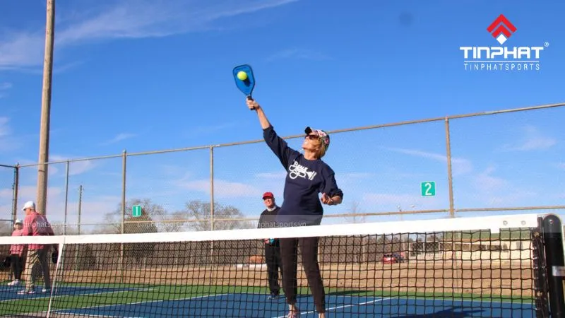 Cú đánh overhead smash đầy uy lực, đối lập nhưng cần thiết để che giấu ý đồ sử dụng kỹ thuật drop shot khéo léo để tạo bất ngờ cho đối phương.