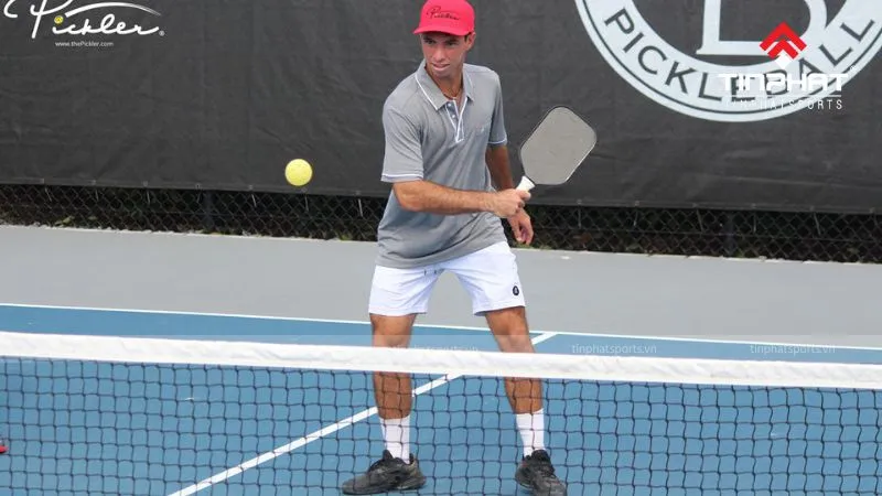 Minh họa kỹ thuật volley sử dụng lực cổ tay và cánh tay để đẩy bóng qua lưới, tương tự như sự tinh tế cần có trong kỹ thuật drop shot khéo léo để tạo bất ngờ cho đối phương.