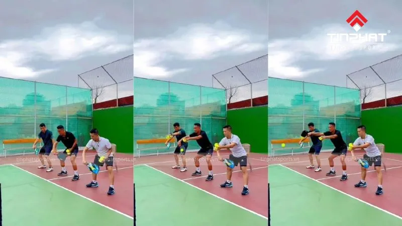 Vận động viên pickleball thực hiện kỹ thuật volley tại lưới, một kỹ năng tấn công nhanh và phối hợp nhịp nhàng với kỹ thuật drop shot khéo léo để tạo bất ngờ cho đối phương.