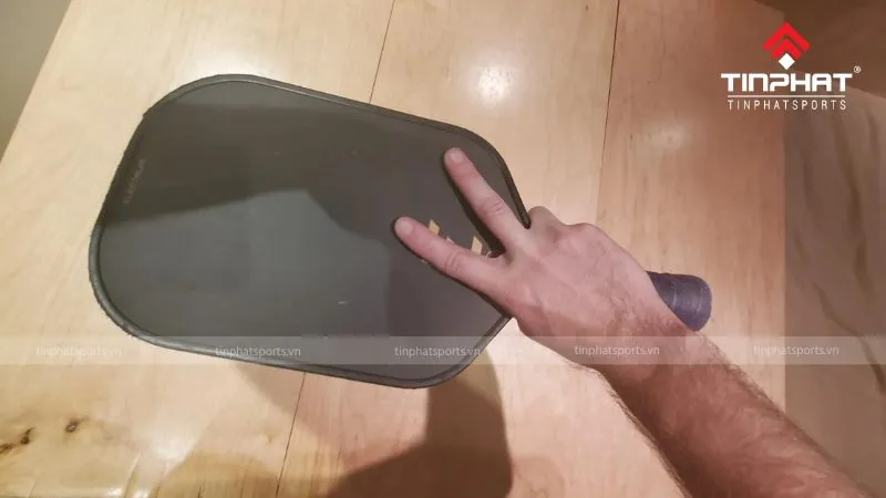 Cách cầm vợt Ping Pong Grip giúp tăng khả năng kiểm soát bóng, hỗ trợ đắc lực cho việc thực hiện các cú đánh tinh tế như kỹ thuật drop shot khéo léo để tạo bất ngờ cho đối phương.