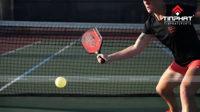 Vận động viên thực hiện kỹ thuật slice tạo độ xoáy cho bóng, một kỹ năng nâng cao cần phối hợp với kỹ thuật drop shot khéo léo để tạo bất ngờ cho đối phương.