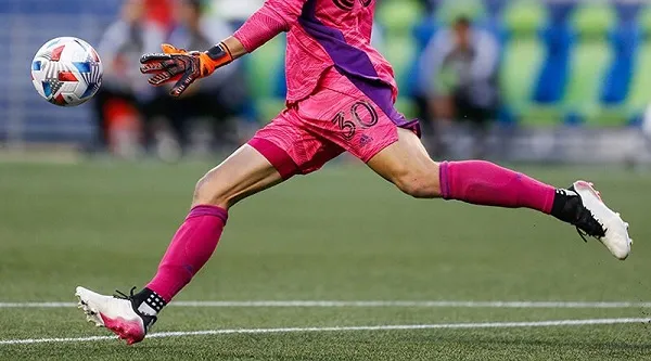 ky-thuat-tan-cong-thu-mon-bong-da