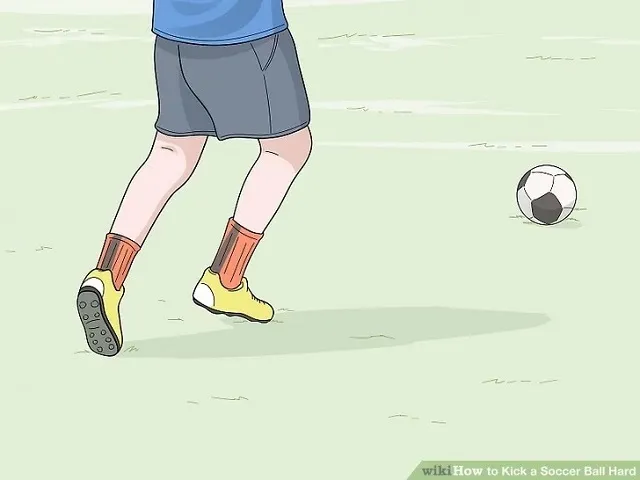 Cầu thủ đang lấy đà trước khi thực hiện cú sút bóng, chuẩn bị tạo lực