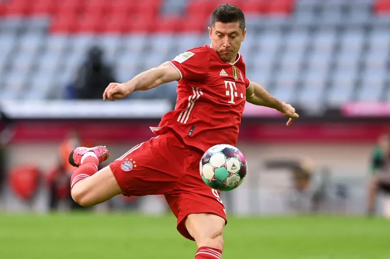 Robert Lewandowski nhận Chiếc giày vàng Châu Âu, biểu tượng của một Robert Lewandowski – cỗ máy ghi bàn hàng đầu.