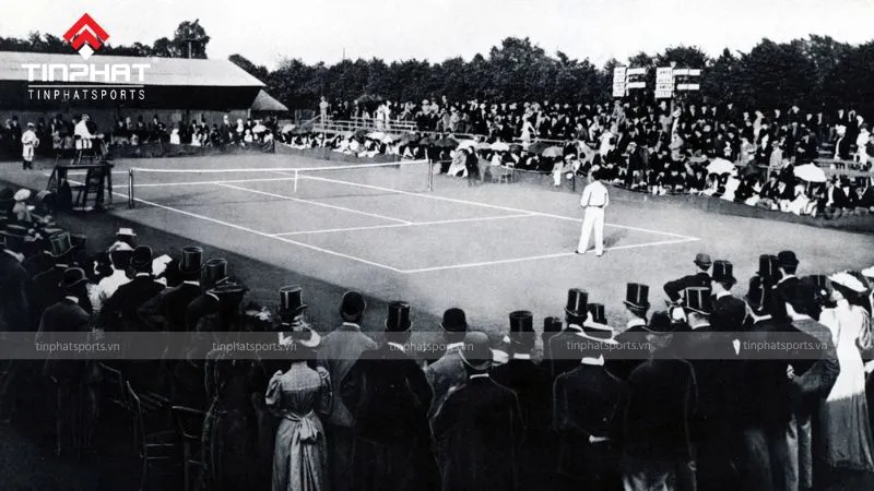 Hình ảnh về lịch sử hình thành của Liên đoàn Quần vợt Quốc tế với biểu tượng ITF và logo tinphatsports.vn