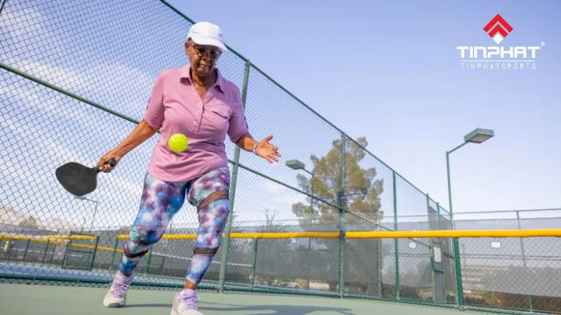 Người chơi pickleball đang lựa chọn kỹ thuật đánh phù hợp với tình huống, bao gồm cả kỹ thuật drop shot khéo léo để tạo bất ngờ cho đối phương, nhằm đạt hiệu quả cao nhất.