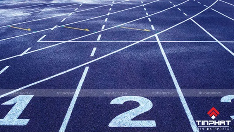 Sân vận động với đường piste điền kinh và sân bóng đá, phân biệt rõ ràng đường pitch và đường piste