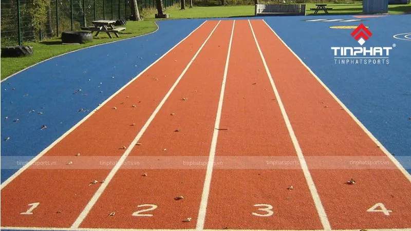 Huấn luyện viên chỉ đạo chiến thuật trên sân, nhấn mạnh ảnh hưởng của đường pitch đến lối chơi